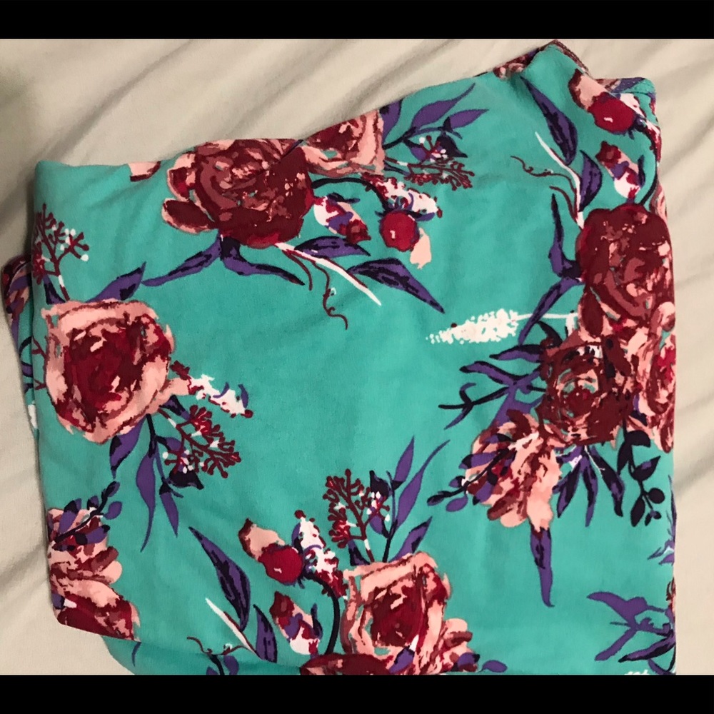 Lularoe leggings TC. Teal with Roses.